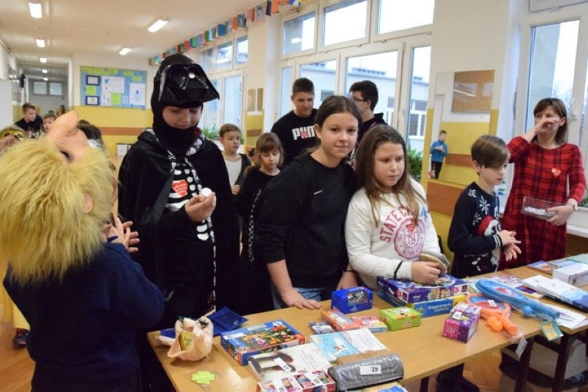 Pierwszy finał WOŚP w Pruszczu za nami. W "Trójce" już dziś wrzucali do puszek i odbierali wylicytowane fanty [ZDJĘCIA]