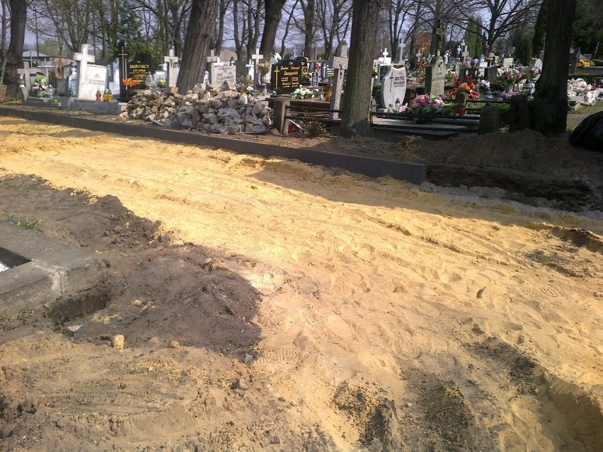 Ruszył remont cmentarza przy ul. Wandy (zdjęcia)