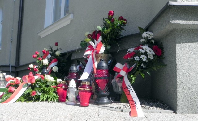 W rocznicę katastrofy smoleńskiej miejscowe koło PiS oraz mieszkańcy złożyli kwiaty...
Fot. Darek Szczecina