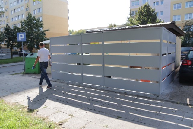 Włocławska Spółdzielnia Mieszkaniowa postawiła osłony na odpady wielkogabarytowe, znajdują się przy kilkunastu pergolach śmietnikowych