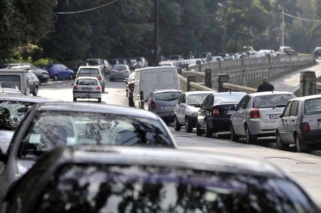 Znalezienie wolnego miejsca parkingowego wzdłuż brzegów Wisły graniczy z cudem