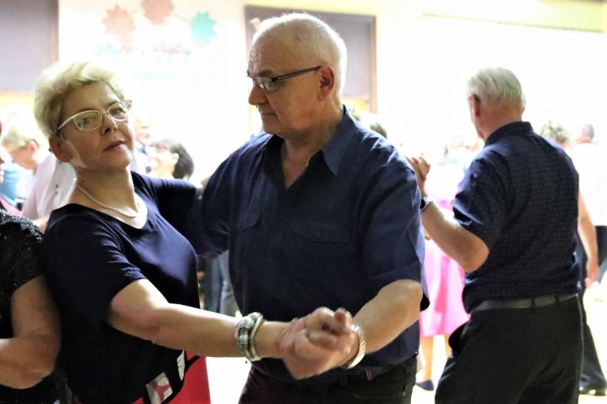 Seniorzy świętują "Dzień Seniora" na zabawie tanecznej [ZDJĘCIA]