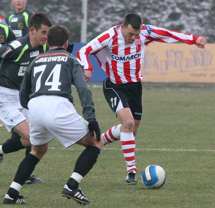 Bojarski (Cracovia) przedziera się między zawodnikami...