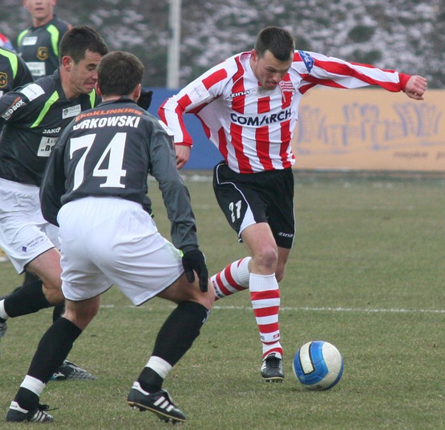 Bojarski (Cracovia) przedziera się między zawodnikami Górnika 
Fot. Damian Klamka