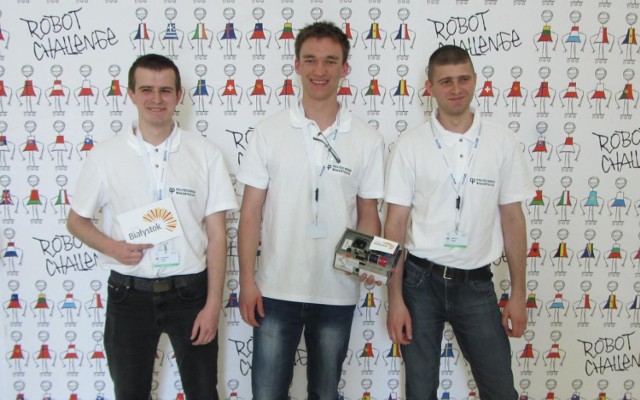 Robota zbudował student pierwszego roku Wydziału Informatyki Jakub Czarniecki wraz z uczniami III Liceum Ogólnokształcącego w Białymstoku.