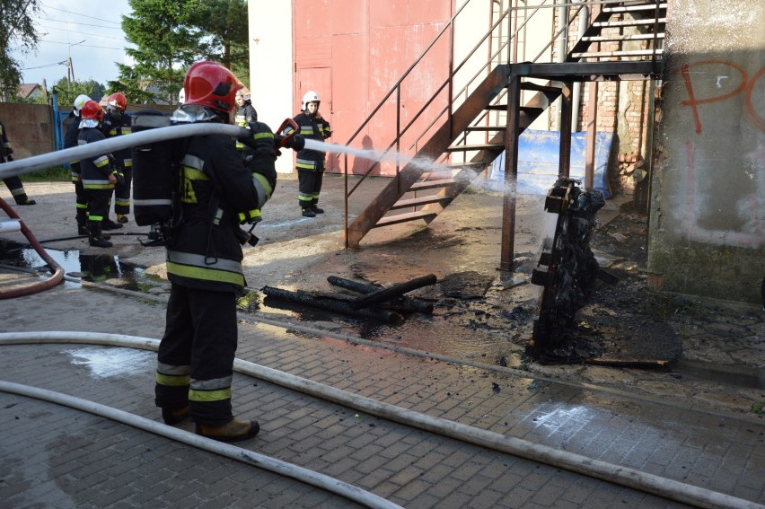 Pożar w budynku przy Słupskiej w Lęborku gasiło pięć zastępów straży pożarnej