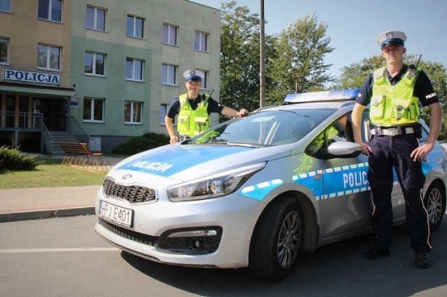 Sierż. Paweł Cygler (z lewej) i st. post. Patryk Niesłoń eskortowali do szpitala w Kędzierzynie-Koźlu samochód z ciężko rannym 65-latkiem.