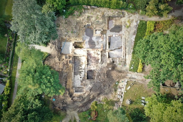 Archeolodzy zakończyli prace na terenie byłej Wili Wolfa. Ich praca ma być jednym z ważnych elementów, dotyczących odbudowy zabytku. Tak wyglądają odkryte pozostałości po willi.