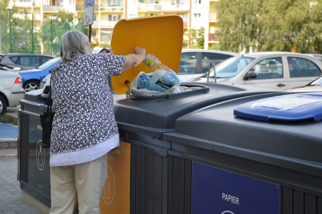 Pierwsze półpodziemne pojemniki na odpady w Bełchatowie