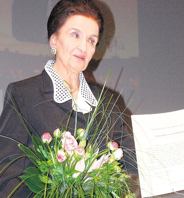 Karolina Kaczorowska z aktem nadania tytułu