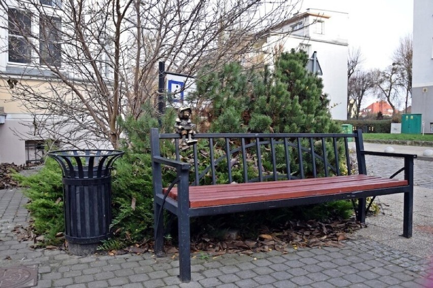 Malbork. Skradziono Marianka siedzącego na ławce przed Muzeum Miasta. To drugi raz, gdy maskotka jest bohaterką policyjnej kroniki