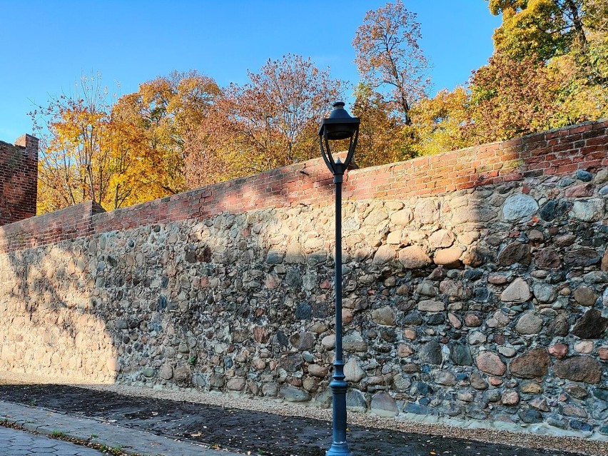XIII wieczny mur odzyskał blask. Powiat i Miasto finansują ochronę zabytków