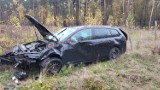 Wypadek między Lesznem a Nową Wsią. Volkswagen golf wypadł z drogi. Jedna osoba w szpitalu ZDJĘCA