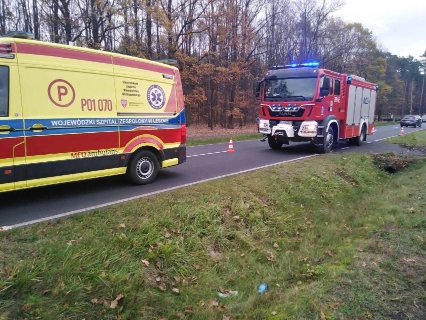 Wypadek między Lesznem a Nową Wsią. Volkswagen golf wypadł z drogi. Jedna osoba w szpitalu ZDJĘCA