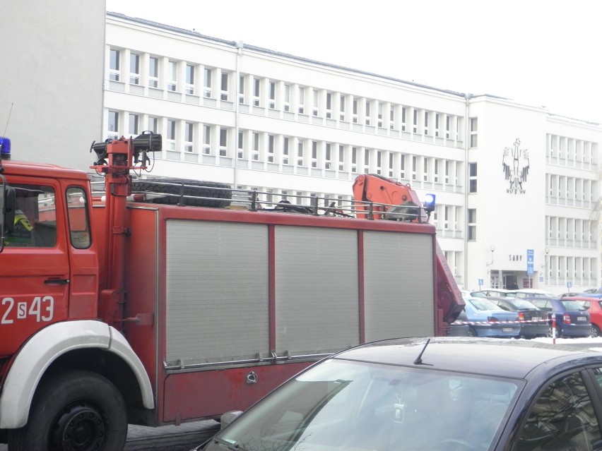 Alarm bombowy. Zamknięta ul. Dąbrowskiego (zdjęcia)
