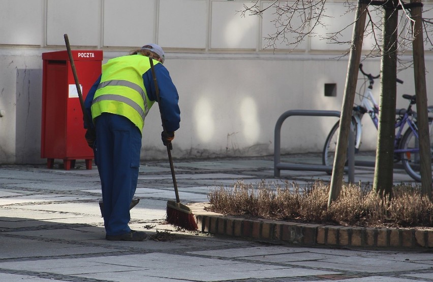 W Kaliszu trwa wielkie, wiosenne sprzątanie ulic i trawników