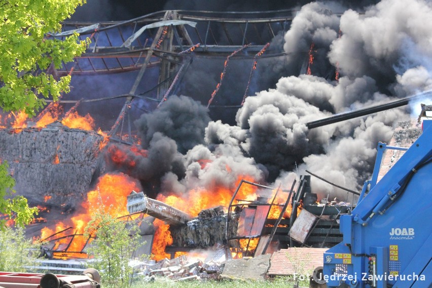 Wrocław: Pożar hali na Północnej - zdjęcia z akcji gaśniczej