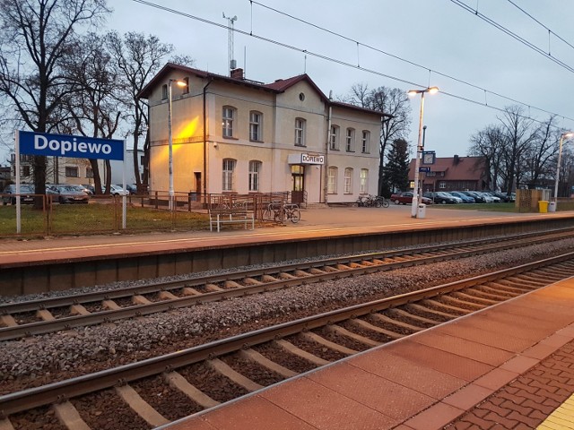 Miejsca kończą się w Buku
W podpoznańskiej gminie Dopiewo zlokalizowanych jest wiele miejsc pracy, do których codziennie dojeżdżają poznaniacy. Stąd poranne pociągi z dworca głównego cieszą się większym zainteresowaniem niż można by się spodziewać. Do Dopiewa wyjechaliśmy o godz. 6.46 i miejsca siedzące oczywiście się znalazły. Kiedy pociąg ruszył, zdecydowana większość okazała się być zajęta. W Palędziu i Dopiewie wysiadło łącznie kilkanaście osób.

W tej drugiej miejscowości czekaliśmy na pociąg jadący z Nowego Tomyśla i odjeżdżający do Poznania o godz. 7.24. W Dopiewie parkingi w pobliżu dworca są dwa – po dwóch stronach torów. Zdecydowanie więcej osób korzysta z tego znajdującego się obok budynku – wolne miejsca dało się znaleźć, ale im bliżej odjazdu, tym było ich mniej.

Czytaj dalej ----->