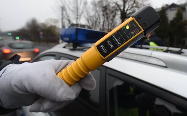 W pierwszy weekend 2021 roku na drogach powiatu świeckiego policjanci złapali dwóch nietrzeźwych kierowców. Dodatkowo zatrzymano 18-latka, który kierował pod wpływem amfetaminy i był poszukiwany do odbycia kary