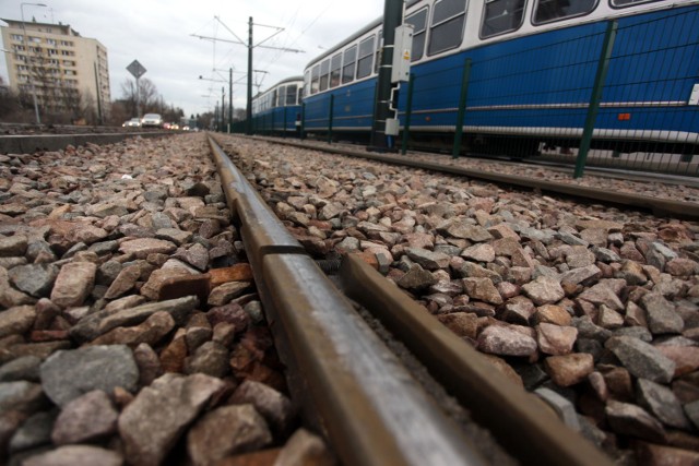 Właśnie w okolicy starej pętli pan Michał zauważył uszkodzoną szynę. - Chodzi o prawą szynę przy pierwszym przejściu dla pieszych przy ul. Lema w kierunku miasta.