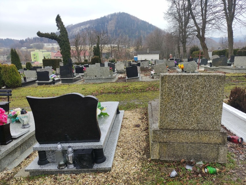 Groby Masalskiego i Wesołowskiego na cmentarzu komunalnym w...