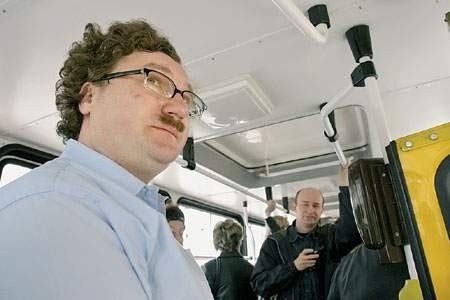 Cezary Bodzianowski przyglądał się zdziwionym pasażerom.