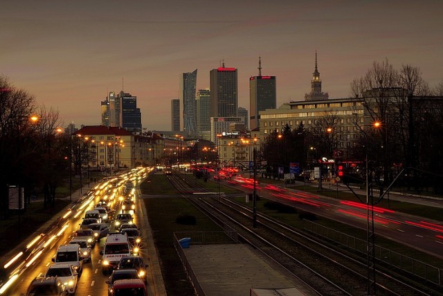 Ponad 35 tysięcy osób zagłosowało w tegorocznej edycji Budżetu Partycypacyjnego (stan na 22 czerwca). To zdecydowanie mniej niż w ubiegłym roku o tej porze, ale ratusz twierdzi, że nie chodzi o to, żeby bić rekordy. Mimo wszystko warto zauważyć, że średnio na 1000 mieszkańców Warszawy zagłosowały jedynie 22. Oznacza to, że głos oddał co pięćdziesiąty mieszkaniec. To dobry moment, żeby zachęcić swoją rodzinę czy przyjaciół do internetowego głosowania. (Wystarczy kliknąć TUTAJ)

Zobaczcie też: Browary Warszawskie znów będą działać. W środku mieszkania, restauracje, a także piwo [ZDJĘCIA]