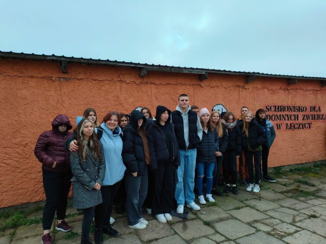 Uczniowie "Grodzkiej" zebrali karmę dla łęczyckiego schroniska