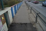 Most heleński Nowy Sącz: uwaga na dziury w chodnikach