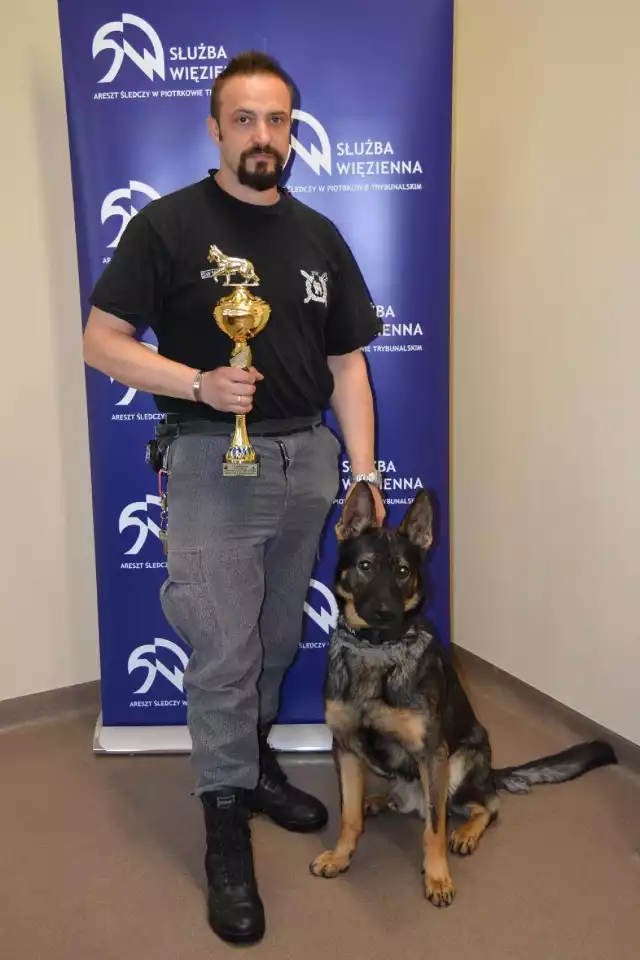 Przewodnik z Aresztu Śledczego w Piotrkowie i jego pies