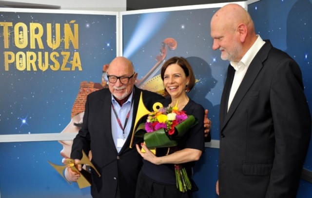 Specjalne Złote Anioły MFF Tofifest 2014 w rękach nagrodzonych - Agaty Kuleszy i Jerzego Hoffmana