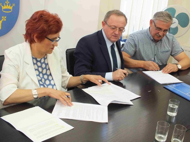 Umowę podpisują Danuta Krępa, Andrzej Michalski i Marek Pawłowski