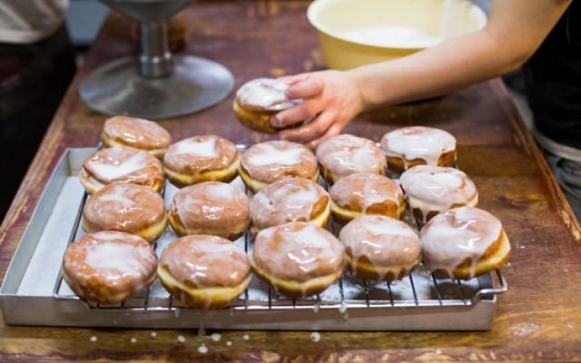 1. Piekarnia Tadeusz Dąbrowski  - (ul. Partyzantów 15, Gdańsk)
Gorące pączki z toffi, kokosem czy wiśnią? Za tymi pączkami nie tylko w Tłusty Czwartek ustawiają się kolejki.