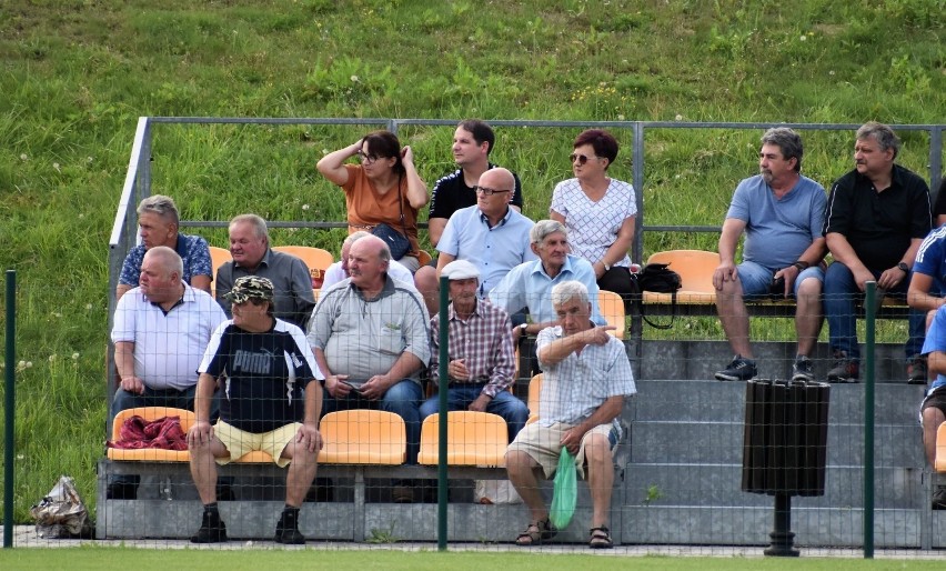 Keeza V liga piłkarska. Brzezina Osiek - Niwa Nowa Wieś 0:1....