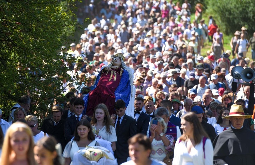 Dróżki Pogrzebu Matki Bożej na kalwaryjskich wzgórzach.
