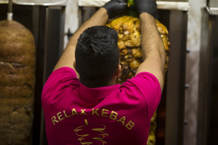 Kebab Relax znany w całej Polsce. Alibaba Król Kebaba serwuje jedzenie na metry i kilogramy. "Grzegorz" przyjechał z Iraku 
