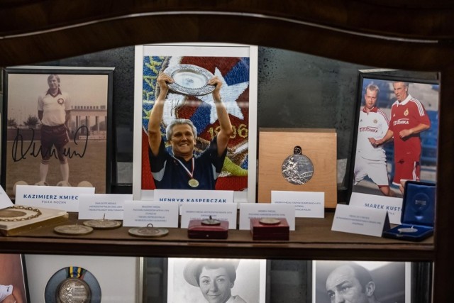 Wystawa medali i pamiątek sportowych w holu prezydenckim Urzędu Miasta Krakowa