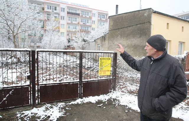 Nowy budynek ma powstać za tą bramą - mówi Andrzej Oganiaczyk. - Niedaleko jest nasz blok.