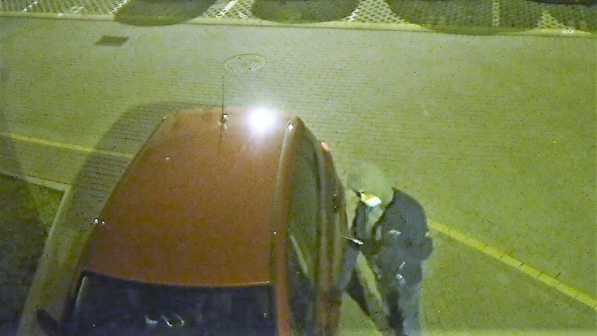 Policjanci z Tczewa poszukują sprawcy włamania do samochodu 