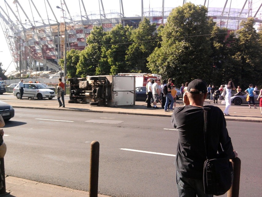 Na torowisku leżał na boku samochód dostawczy. Słychać było...