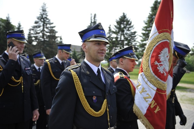 W Skępem odbywały się tegoroczne obchody Powiatowego Dnia Strażaka. Najpierw odprawiona została uroczysta msza święta w klasztorze Ojców Bernardynów, po czym wszyscy udali się na plac przed miejscowym Zespołem Szkół, gdzie kontynuowano dalsze uroczystości.

Podczas apelu bryg. Piotr Rutkowski przyjął uroczyście obowiązki Komendanta Powiatowego Państwowej Straży Pożarnej w Lipnie, a nowi strażacy złożyli ślubowanie. Nie zabrakło także wręczenia odznaczeń, medali, aktów nadania wyższych stopni służbowych oraz wyróżnień i nagród. 

Powiatowy Dzień Strażaka był okazją do przekazania przez starostę lipnowskiego Krzysztofa Baranowskiego czeku o wartości 35 tysięcy złotych na zakup umundurowania. Powiat przekazał także na rzecz jednostki samochód osobowy marki Peugeot 301, będący dotychcasz przedmiotem użyczenia.


Flesz - wypadki drogowe. Jak udzielić pierwszej pomocy?

