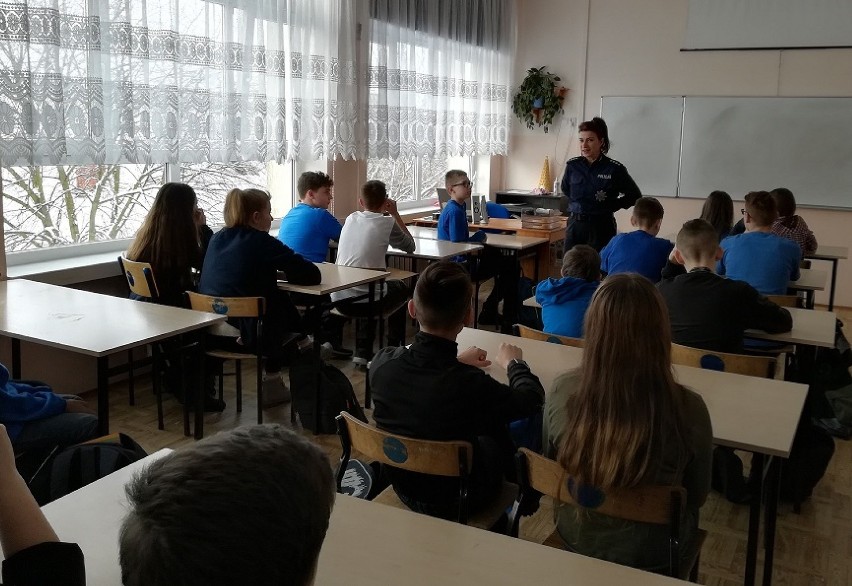 Szkoła Podstawowa nr 5 w Kwidzynie. Policjanci rozmawiali z uczniami o bezpiecznych feriach [ZDJĘCIA]