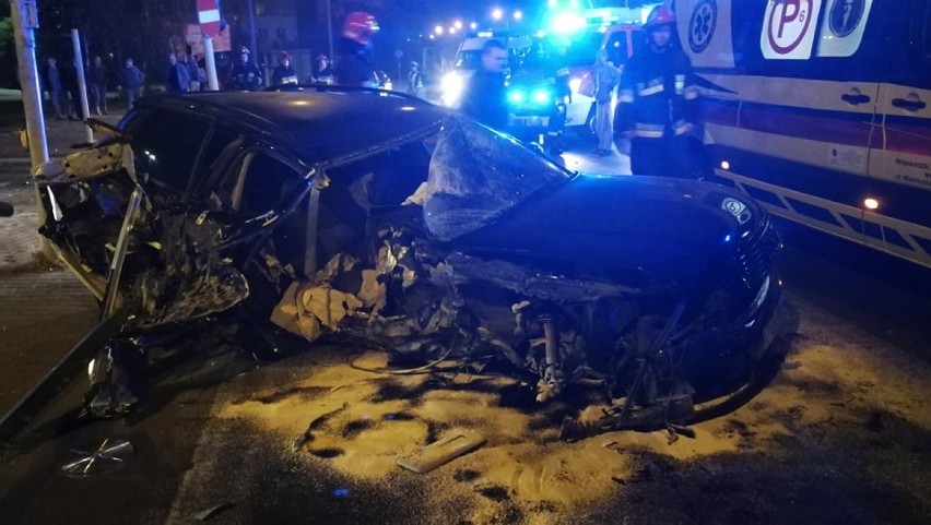 Poważny wypadek na ul. Kruszyńskiej. Audi uderzyło w słup [zdjęcia, wideo]