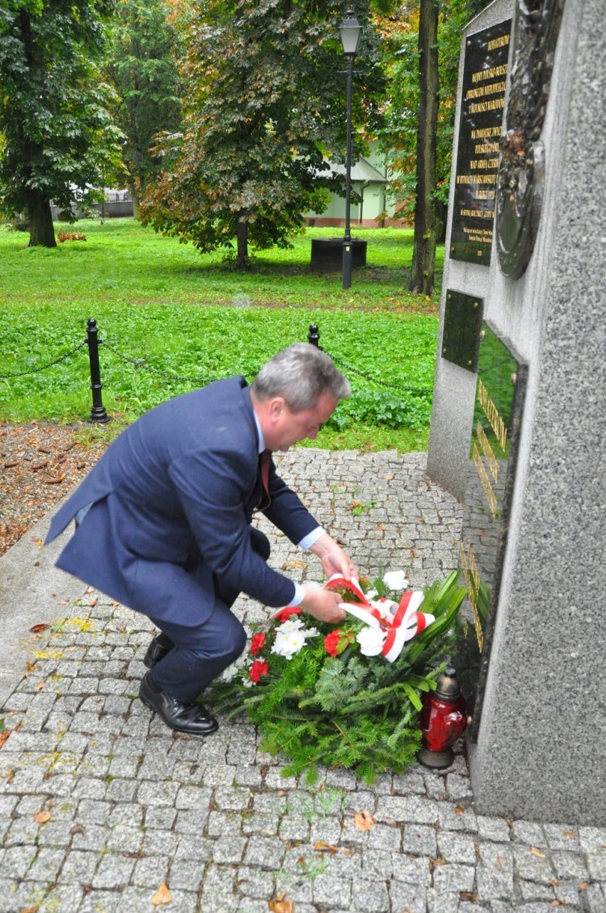 82 lata po napaści Sowietów na Polskę. W Staszowie oddano hołd pomordowanym (ZDJĘCIA)