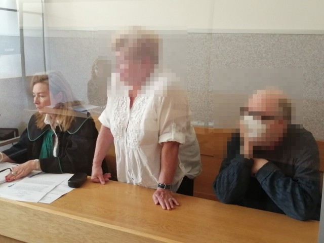 Na ławie oskarżonych: 74-letnia kobieta i 72-letni mężczyzna oraz broniąca ich adwokat Ewa Bieńkuńska. Więcej na kolejnych zdjęciach
