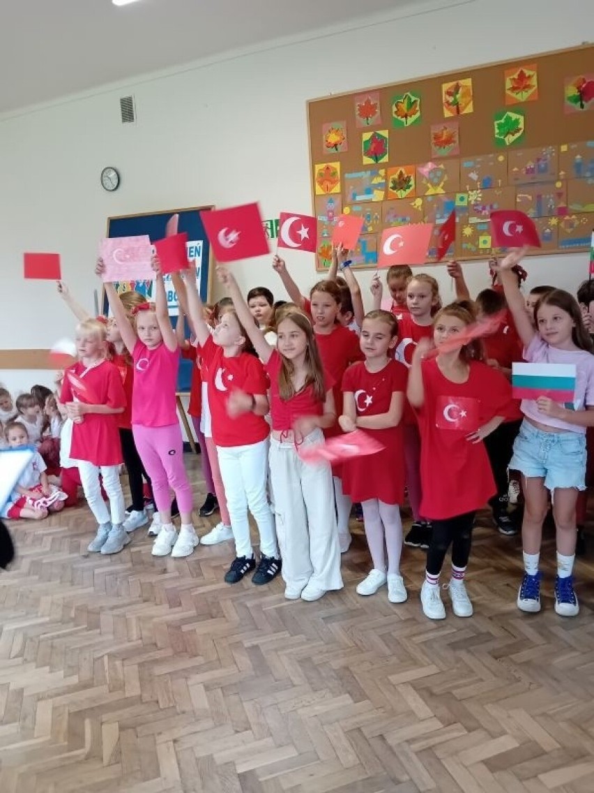 Europejski Dzień Języków Obcych w kazimierskiej Samorządowej Szkole Podstawowej numer 3. Uczniowie przebrali się w barwy wylosowanego kraju
