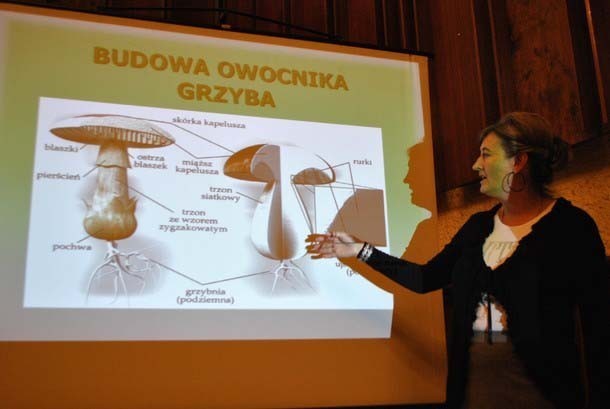 Monika Zarychta, pokazywała różnice między grzybami jadalnymi i trującymi