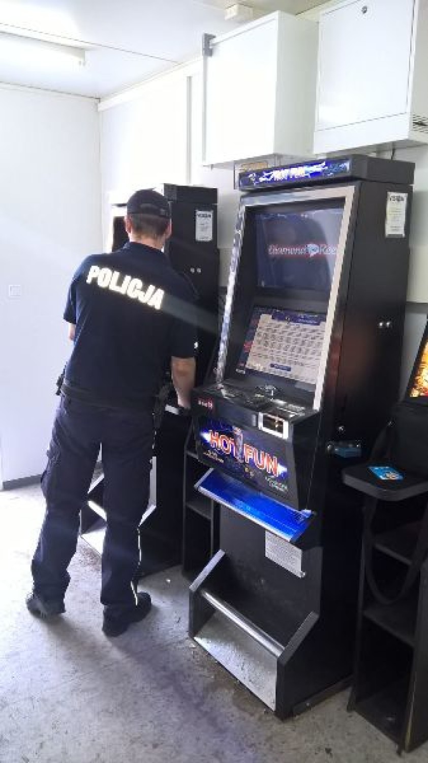Policjanci i celnicy z Piły konfiskują automaty do gier