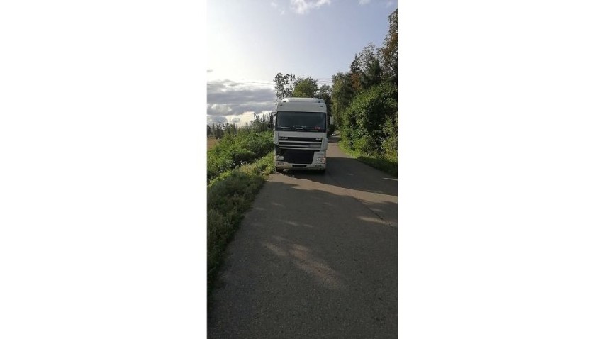 Wypadek w Różanach w gminie Gronowo Elbląskie. Motorowerem uderzył w samochód ciężarowy. Stan kierowcy skutera bardzo ciężki