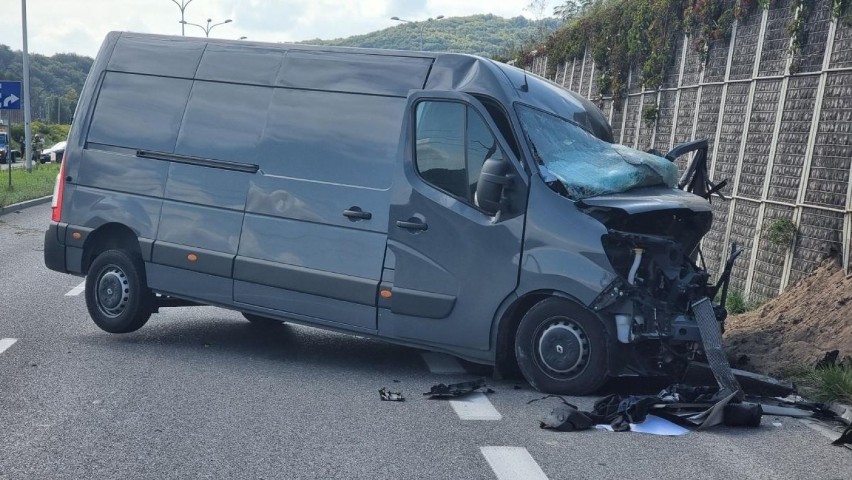 Dramatyczny wypadek na ulicy Krakowskiej w Kielcach. Zderzenie busa i dwóch osobówek! Kierowca zmarł w szpitalu [ZDJĘCIA]